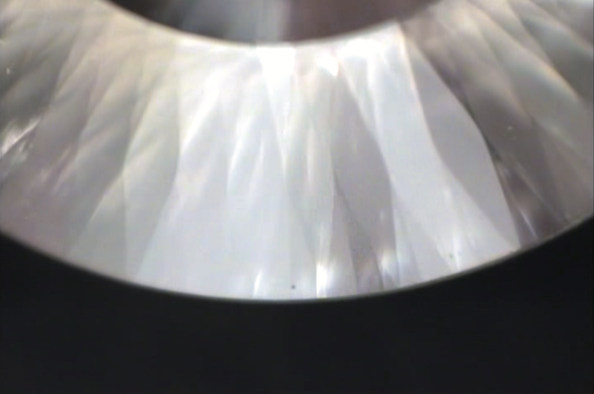 メイドインジャパンカットダイヤモンド『Dclusiv(ディクルーシヴ)』の365面体の日輪(にちりん)の拡大画像