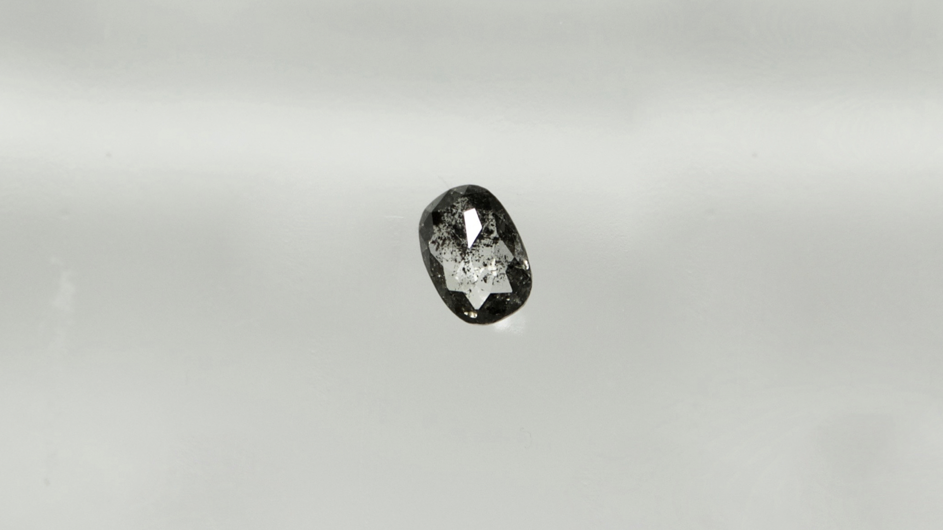 ゼブラダイヤモンド(ZEBRA DIAMOND)はローズカットのオーバルやペアシェイプ、ラウンドもある