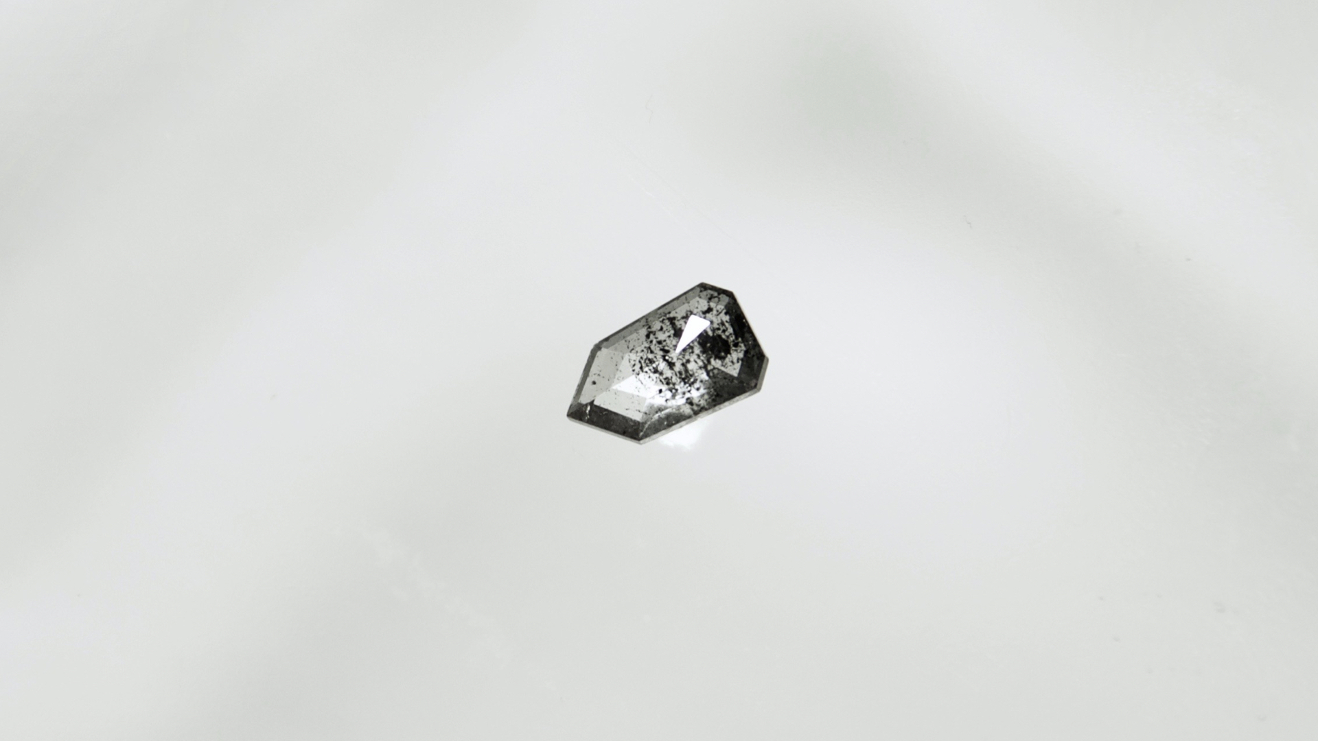 ゼブラダイヤモンド(ZEBRA DIAMOND)はザックリとしたモダンカッティングの一点物ダイヤ