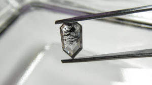 ゼブラダイヤモンド(ZEBRA DIAMOND)は世界に一つだけのシマ模様の一点物ダイヤ